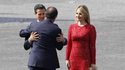 El presidente Enrique Peña Nieto saluda a su homólogo de Francia, Francois Hollande, al lado de ellos la primera dama mexicana, Angélica Rivera.