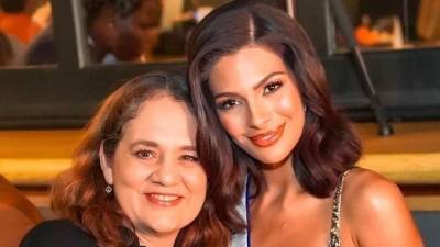 La exdirectora de Miss Nicaragua, Karen Celebertti, junto a la Miss Universo, Sheynnis Palacios.