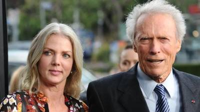 Christina Sandera y Clint Eastwood en una fotografía de archivo.