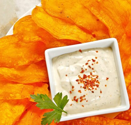 'Chips' de camote con mayonesa de ajo