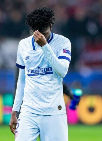La tristeza del mediocampista ghanés Thomas Partey tras la derrota que sufrió el Atlético de Madrid (1-0) ante Bayer Leverkusen por un autogol suyo.