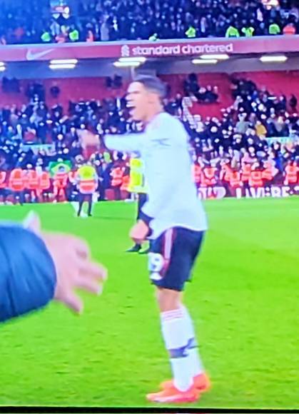 Tras el final del juego, el francés Raphael Varane le gritó a sus compañeros y les exigió que se fueran a disculpar con los aficionados del Manchester United que realizaron el viaje a Liverpool. 