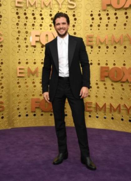 El actor Kit Harington llega con para ver triunfar Game Of Thrones como su gran despedida de los Emmy y la pantalla chica.