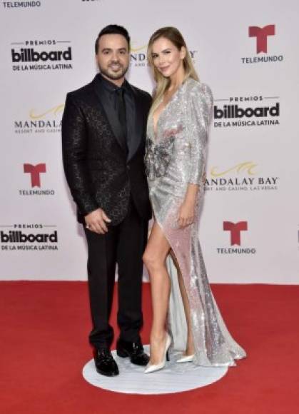 Luis Fonsi y su esposa, Águeda López, espectaculares en trajes perfectos para la ocasión.