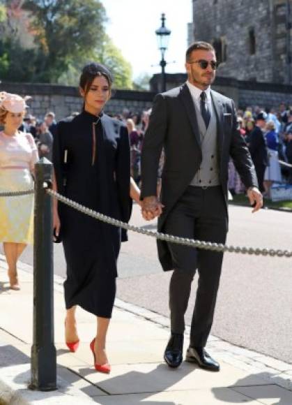 David Beckham recibió elogios por su vestimenta, pero la que se ganó las críticas fue Victoria Beckham debido a que con su vestido oscuro y un recatado escote, la ex Spice Girls dejó notar que no llevaba brasier.
