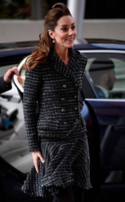 La duquesa de Cambridge se dirigía a cumplir su visita al Evelina London Children’s Hospital cuando el viento levantó su falda de D&G.<br/>