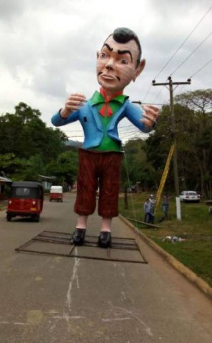 Las chimeneas gigantes se exhiben en la calle que conduce hacia el instituto Juan Lindo.