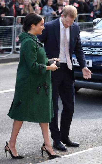 Al entrar al lugar, Harry, que lucía un elegante traje azul, fue visto muy caballeroso ayudando a su esposa embarazada a subir los escalones del lugar.<br/><br/>