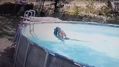El pequeño Gavin se lanzó a la piscina para sacar a su madre tras notar que ella estaba sufriendo una convulsión.