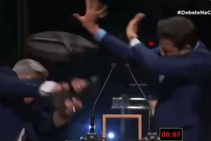 Candidato a la principal alcaldía de Brasil ataca a un rival con una silla durante debate televisado