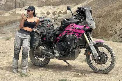 Una influencer española de origen brasileño identificada como Fernanda, fue atacada y violada en grupo cuando se encontraba de vacaciones en un tour en motocicleta en el norte de la India, junto a su esposo, Vicente.