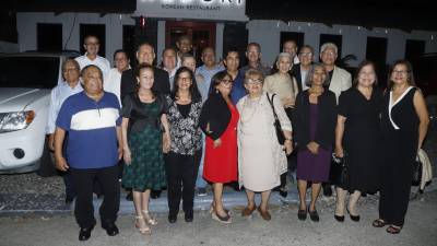 Con la elegancia que nunca se pierde llegaron felices a compartir y recordar momentos los excompañeros del Debe y Haber.