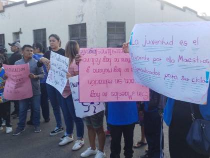 Padres y alumnos protestan por falta de docentes en el Instituto Álvaro ...