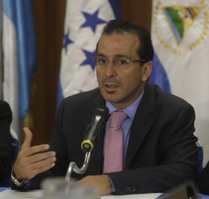 Maestros se merecen un aumento salarial, dice ministro Marlon Escoto