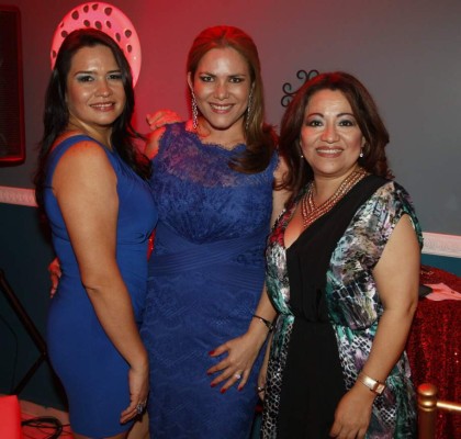 Emoción en una noche en rojo y amistad