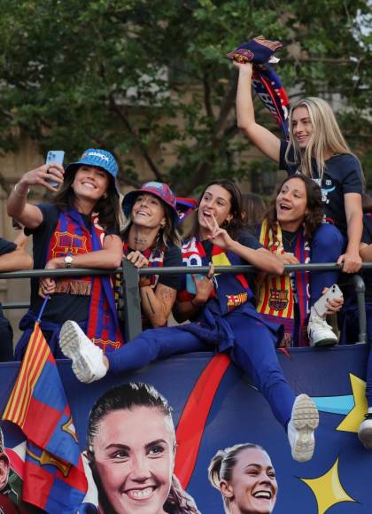 Las chicas del Barcelona femenino también recibieron el cariño de la afición.