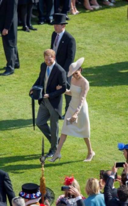 La fiesta del 70 cumpleaños del Príncipe Carlos, padre de Harry, fue el debut de la pareja en su primer compromiso oficial como matrimonio.