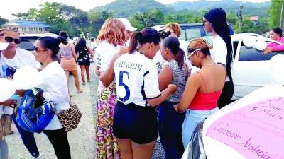 Centenares de personas se unieron a la caravana.