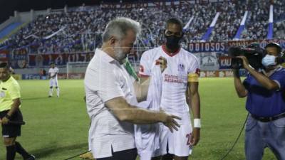Momento en el que Roberto Contreras recibía la camiseta del Olimpia. Posteriormente la lució con mucha emoción.