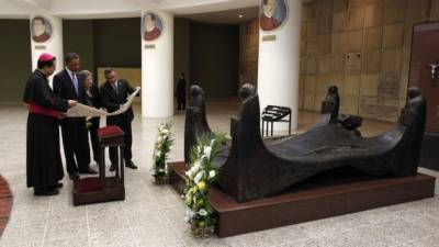 El presidente Obama en la tumba del arzobispo Romero en 2011.