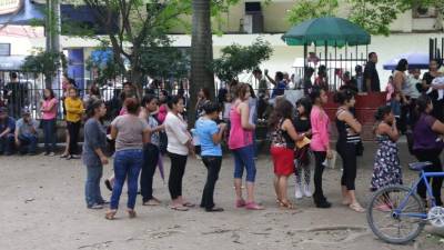 Centenares de personas llegan a diario al Registro Nacional de las Personas a solicitar el documento.