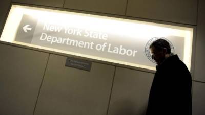 Un hombre pasa ante un letrero en una oficina del Departamento de Trabajo de Nueva York, Estados Unidos. EFE/Justin Lane /Archivo