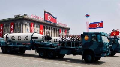 Un vehículo militar con dos misiles a bordo durante un desfile en la plaza Kim Il Sung, en Pionyang (Corea del Norte). EFE/How Hwee Young/Archivo