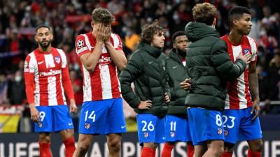 La plantilla del Atlético de Madrid y su lamento tras quedarse sin clasificar a semifinales. Foto AFP.