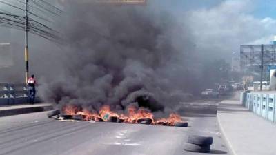 Quema de llantas en señal de protesta por parte de los empleados del Sanaa.