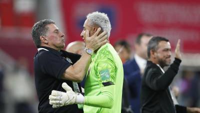 Luis Fernando Suárez junto a Keylor Navas tras la clasificación de Costa Rica al Mundial de Qatar.