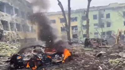 Decenas de niños y madres quedaron atrapados entre los escombros del hospital tras el bombardeo, según denunció Zelenski.