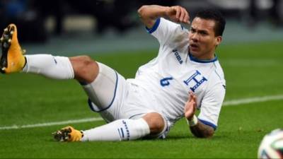 El centrocampista de Honduras, Arnold Peralta, observa el balón mientras cae sobre el terreno de juego durante un amistoso partido de fútbol contra Japón el 14 de noviembre de 2014. (Foto: AFP / Toshifumi Kitamura).