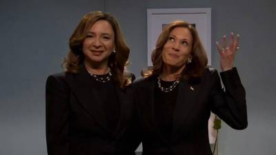 La actriz Maya Rudolph junto a la candidata demócrata, Kamala Harris.