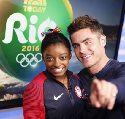 Zac Efron da tremenda sorpresa a la gimnasta Simone Biles