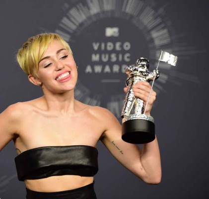Miley Cyrus le quita el mejor premio a Pharrell Williams en los MTV