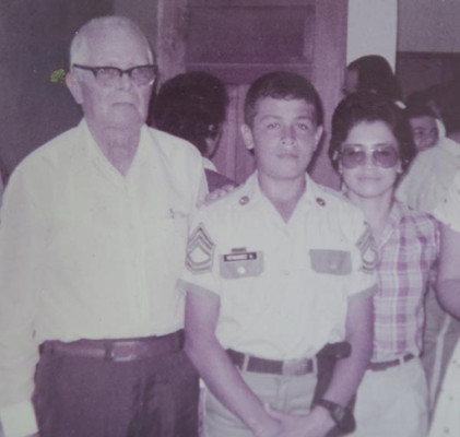 El álbum privado de la infancia y juventud de Juan Orlando Hernández