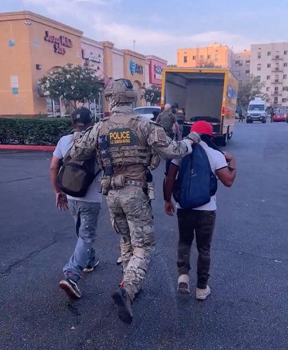 'Caballo de Troya': Agentes de ICE se esconden en camión para sorprender a migrantes