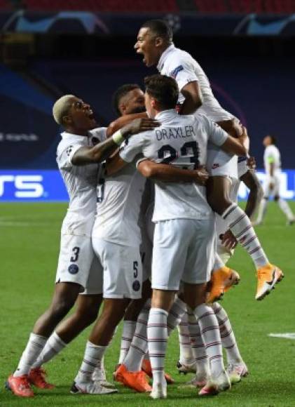 Los jugadores del PSG festejando el gol de Marquinhos.