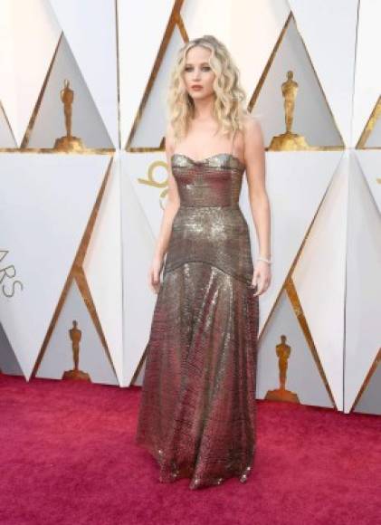 Jennifer Lawrence fue otra de las famosas que optó por tonos dorados con un bello Dior.