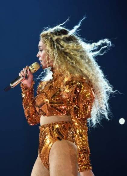 Esta vez Beyoncé no solo se ve hermosa con su nueva figura sino que también se muestra más natural con su cabello rizado.
