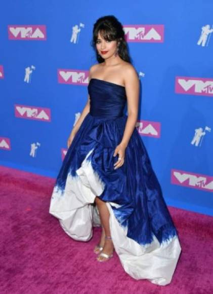La cantante Camila Cabello lució bella en un vestido con un degrade de azul a blanco.