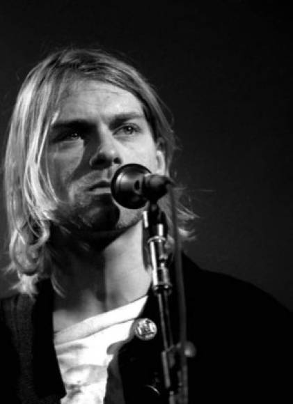 Kurt Cobain- 05 de abril de 1994. El cantante de la famosa banda Nirvana tuvo una muerte misteriosa, ya que su cádaver fue encontrado junto a una nota dirigida a su pareja Courtney Love, pero el arma con la que supuestamente se quitó la vida no tenía huellas digitales.<br/>