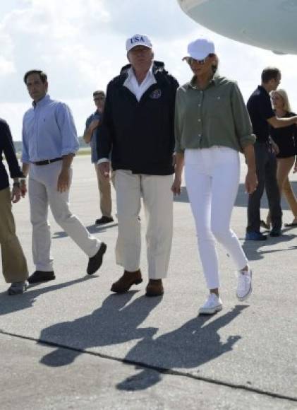 Melania cambió sus zapatillas de Chanel por un par de tennis blancos, un pantalón del mismo color y una camisa verde olivo que complementó con una gorra blanca.