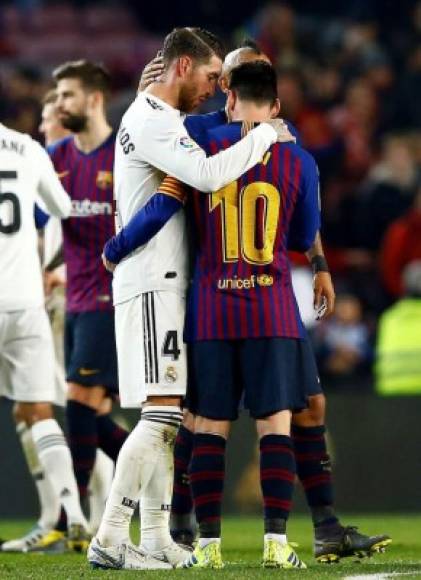 Y un gran gesto. Sergio Ramos, capitán del Real Madrid, fue a darle un abrazo a Messi tras el final del partido.