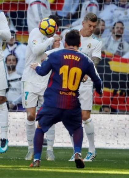 Messi sacó el zurdazo y el balón dio el la cara de Cristiano Ronaldo. ¡Auch!