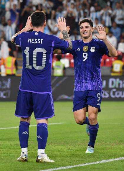 Julián Álvarez marcó el primer gol del partido tras una asistencia de Messi y juntos celebraron.