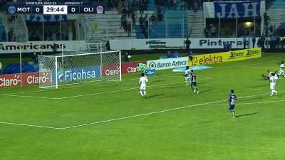 La enorme atajada de Edrick Menjívar tras zurdazo de Iván López en el Motagua - Olimpia