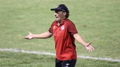 Pedro Troglio lamentando una ocasión fallada por sus dirigidos en el clásico ante Motagua.