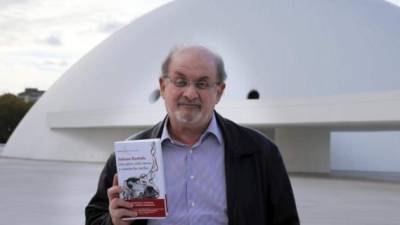 El escritor Salman Rushdie