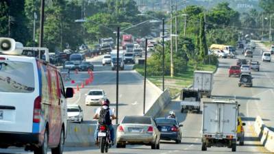 En San Pedro Sula, el parque vehicular registrado es de 305,256 unidades, de las cuales 226,189 son carros y 79,000, motocicletas. Foto: José Cantarero.